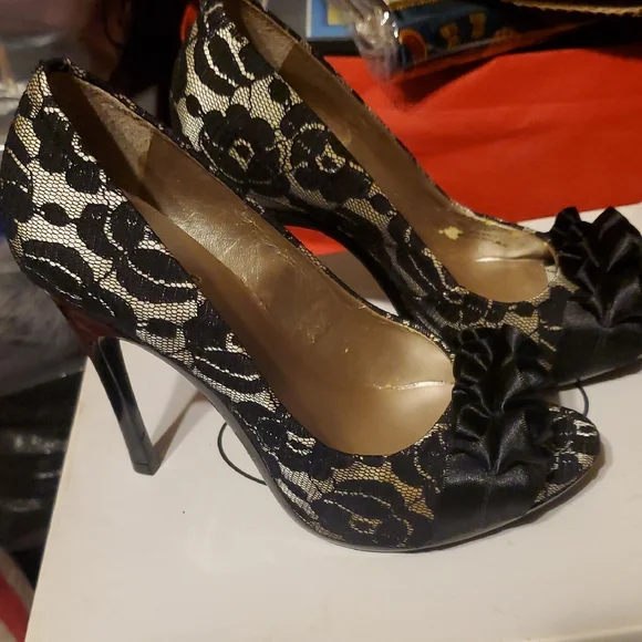 Elegant Black Lace Women's Heels - Picture 3 of 9